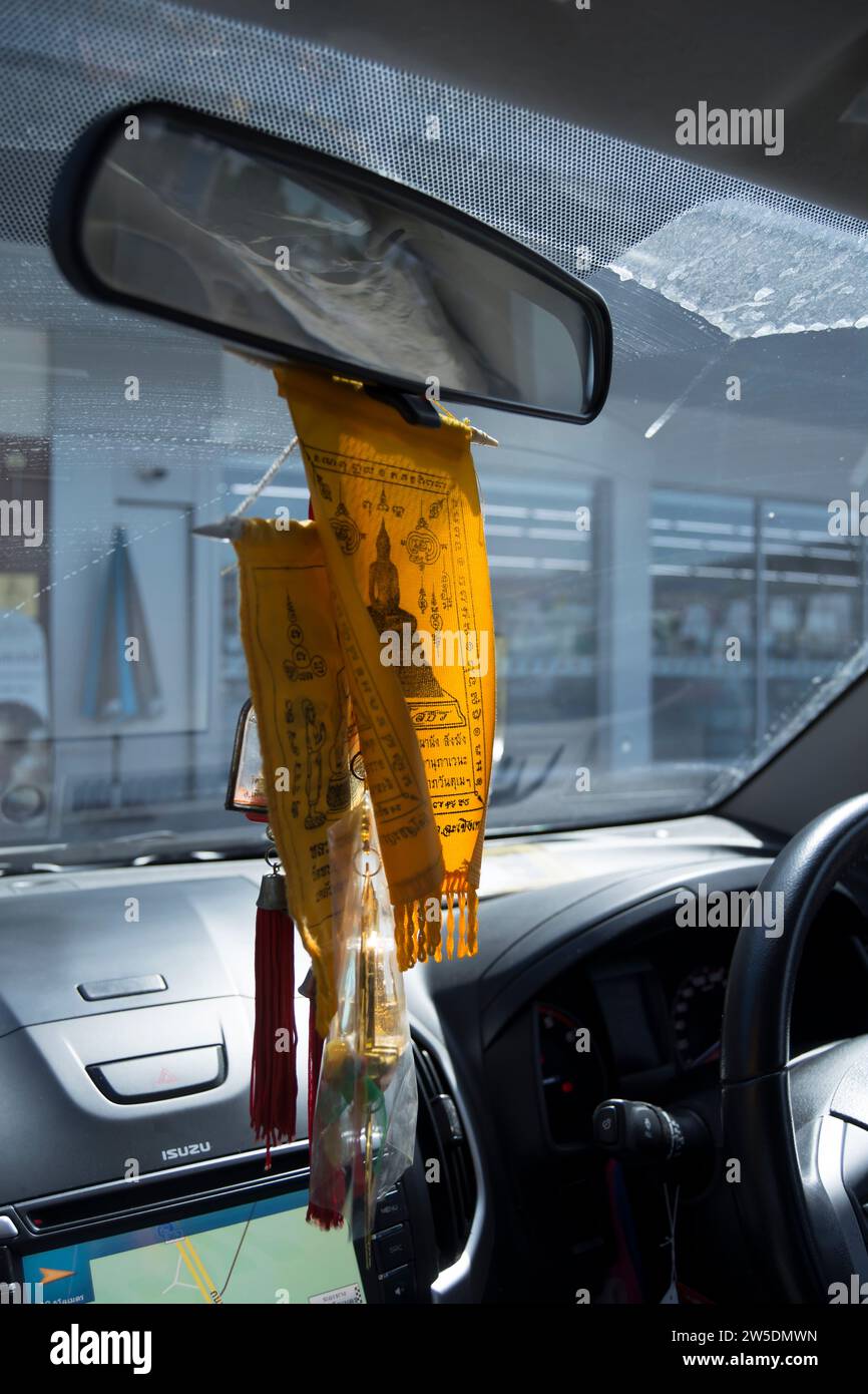 ghirlande buddiste, per fortuna e sicurezza, sono appese allo specchio retrovisore di un'auto a phetchabun, thailandia Foto Stock