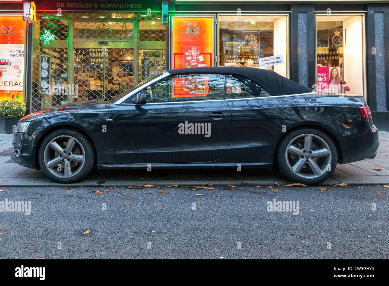 BADEN-BADEN, GERMANIA - 28 OTTOBRE 2023: Questa è un'auto di lusso Audi A5, prodotta dalla famosa azienda tedesca. Foto Stock