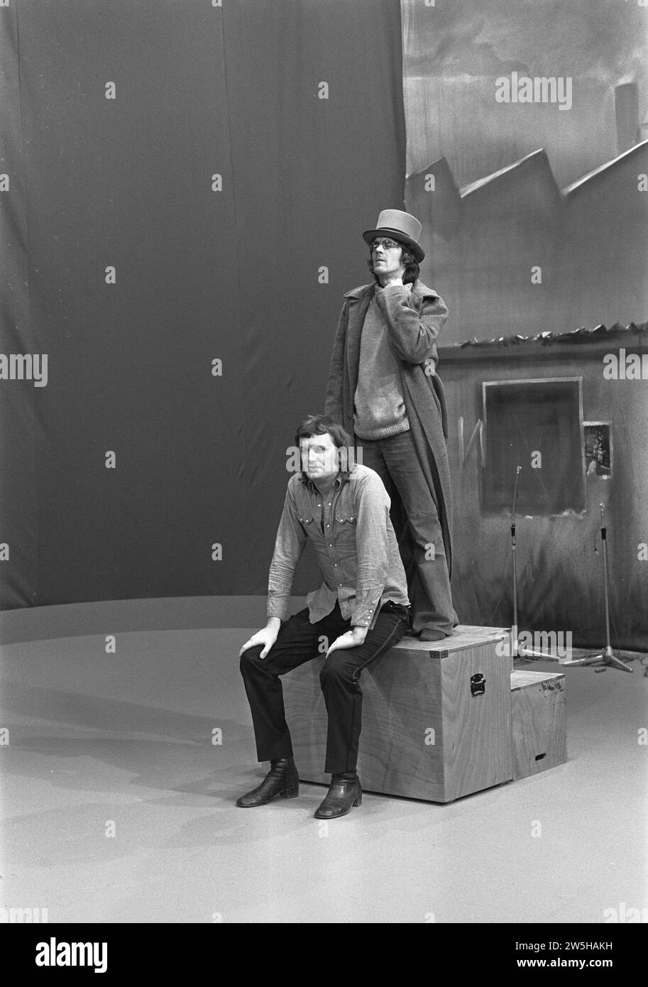 Registrazione per il programma televisivo Gat van Nederland, Kees van Kooten (con cappello) e Wim de Bie CA. 21 dicembre 1972 Foto Stock
