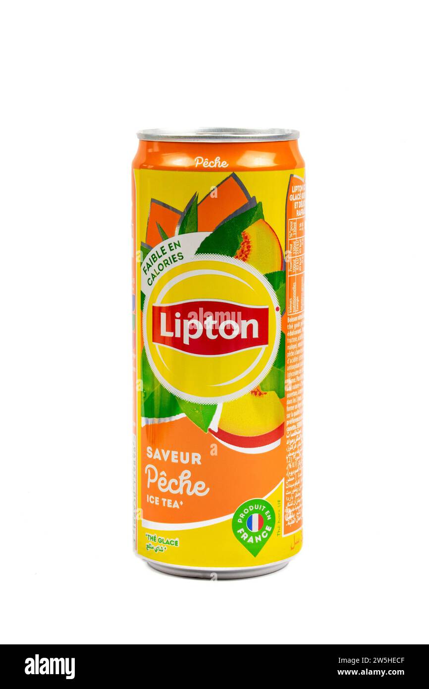 Lattina di tè alla pesca di marca Lipton, primo piano, isolato su sfondo bianco Foto Stock