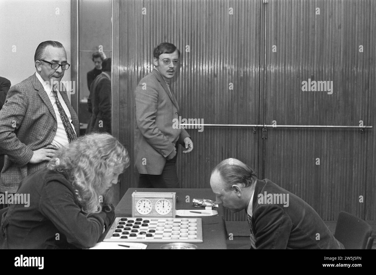 Torneo di draft di zucchero a Krasnapolsky, Sijbrands gioca contro Roozenburg (a destra), guardando nel mezzo Andreiko CA. 22 dicembre 1972 Foto Stock