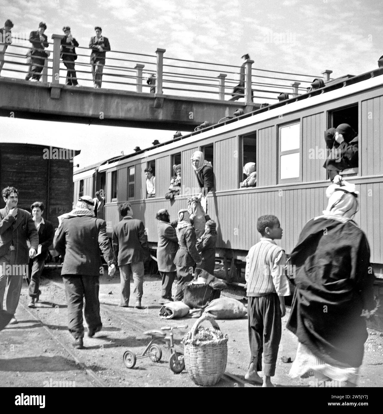 I passeggeri in una stazione ferroviaria nel Medio Oriente ca. 1950-1955 Foto Stock