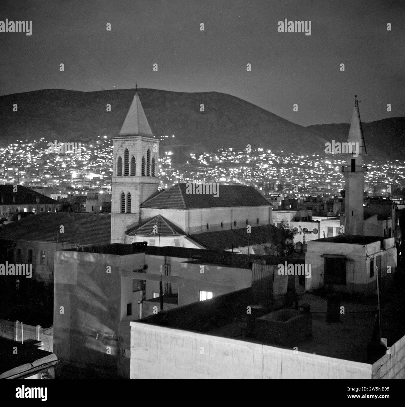 Paesaggio urbano di Damasco la sera, chiesa cristiana sulla sinistra ca. 1950-1955 Foto Stock
