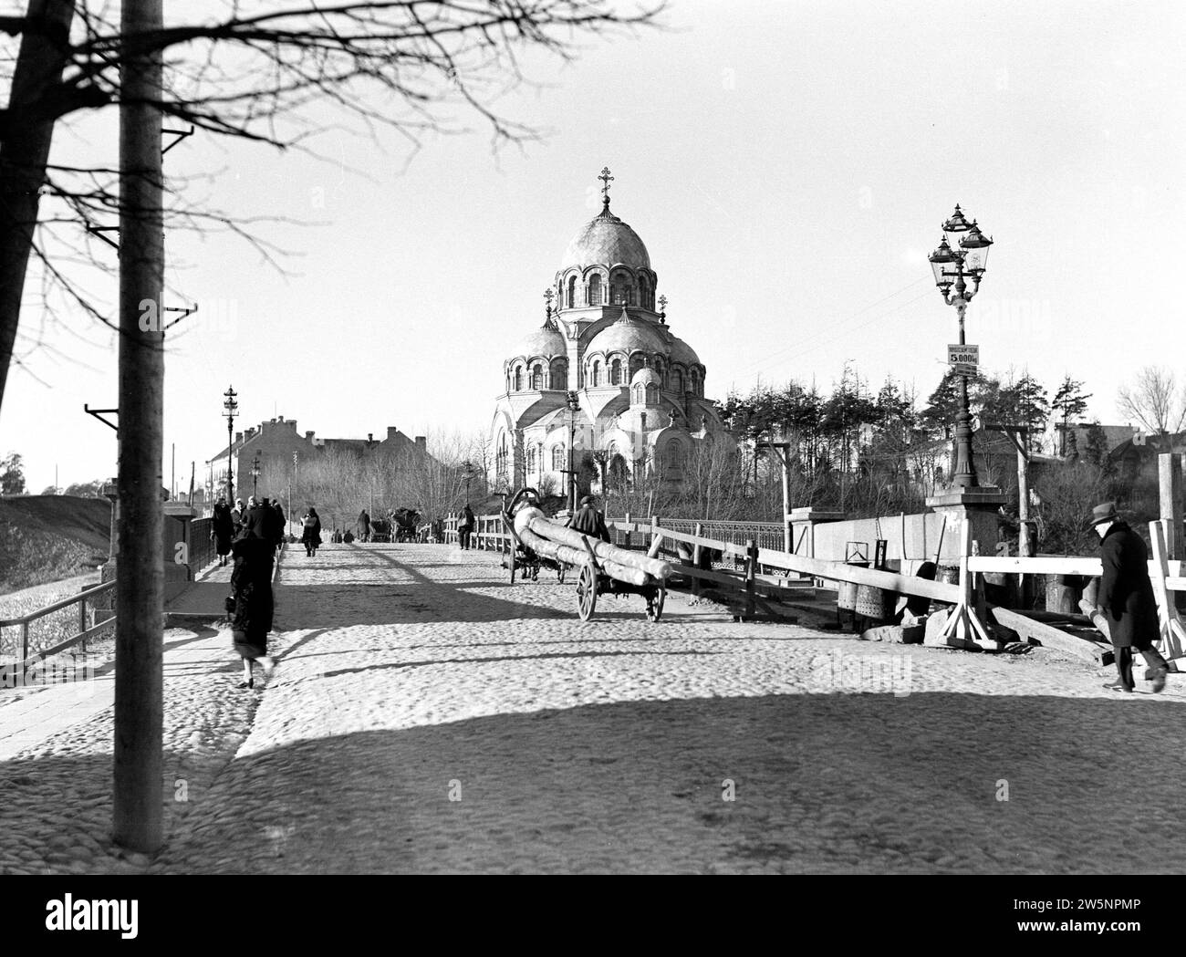 Vilnius. Chiesa ortodossa dell'apparizione della madre di Dio (Znamenskaya) vicino al ponte di Zverynas sul fiume Neris. Sul ponte un autista con un mallejan CA. 1934 Foto Stock