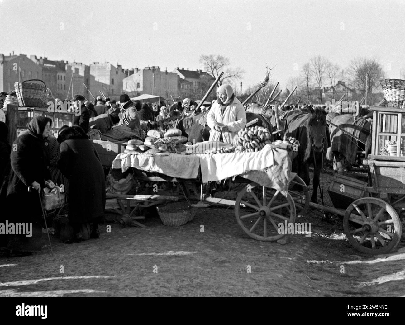 Vilnius. Mercato sul Lukiskiu aikste vicino alla chiesa di S.. Philip e St Jacob. Un mercante con una bancarella piena di cibo, ca. 1934 Foto Stock