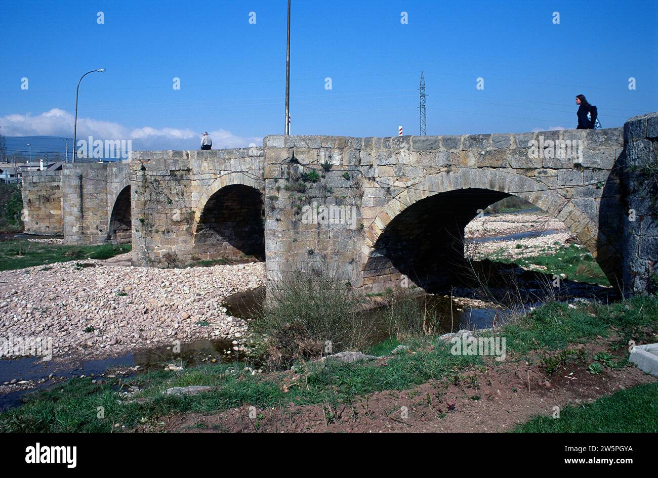 Ponte Matamorosa sul fiume Hijar. Campoo-Los Valles, Cantabria, Spagna. Foto Stock