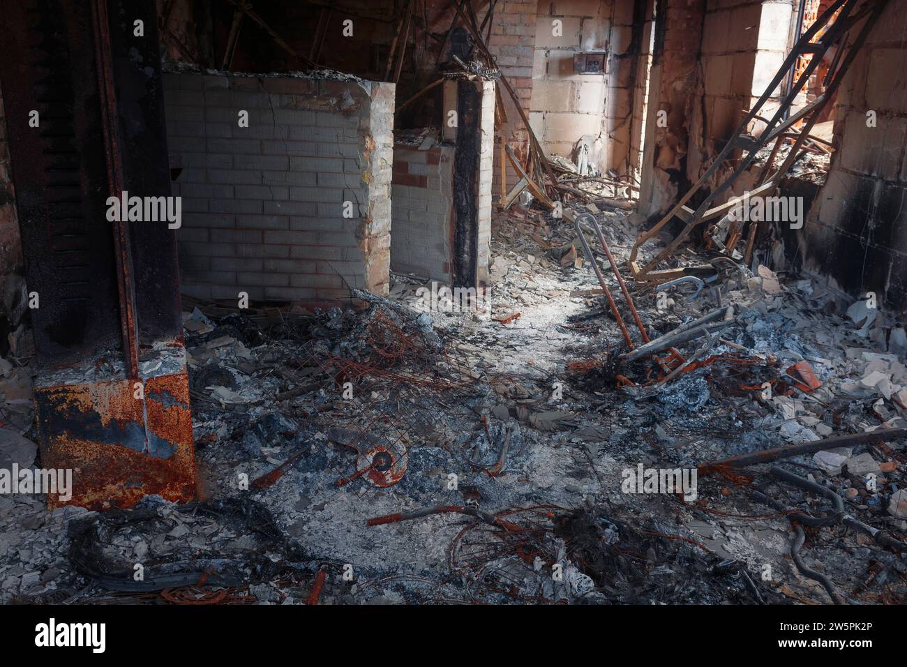 Negozio di biciclette bruciato al suolo a causa di bombardamenti. Irpin, regione di Kiev, 2022. Conseguenze dell'invasione militare russa dell'Ucraina. Foto Stock