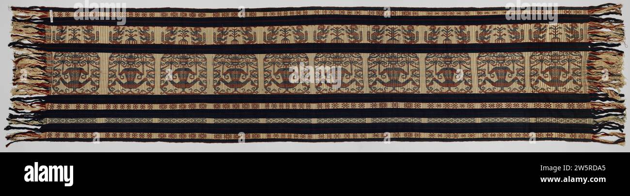 Scialle, Anonimo, 1900 - 1949 Scialle con figure simili a quelle umane. Scialle di cotone Soemba (tessile) con figure umane. Cotone Soemba (tessile) Foto Stock
