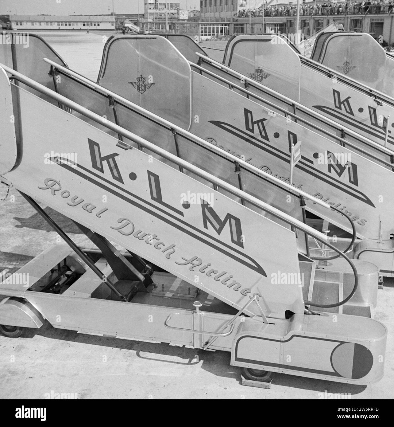 Quattro scale di volo KLM sull'area di adeguamento degli aeromobili all'aeroporto di Schiphol, con la torre di controllo sullo sfondo. ca. Agosto 1951 Foto Stock