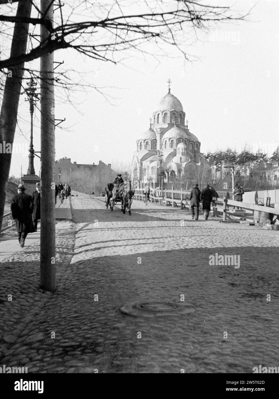 Vilnius. Chiesa ortodossa dell'apparizione della madre di Dio (Znamenskaya) vicino al ponte di Zverynas sul fiume Neris. Una carrozza sul ponte ca. 1934 Foto Stock