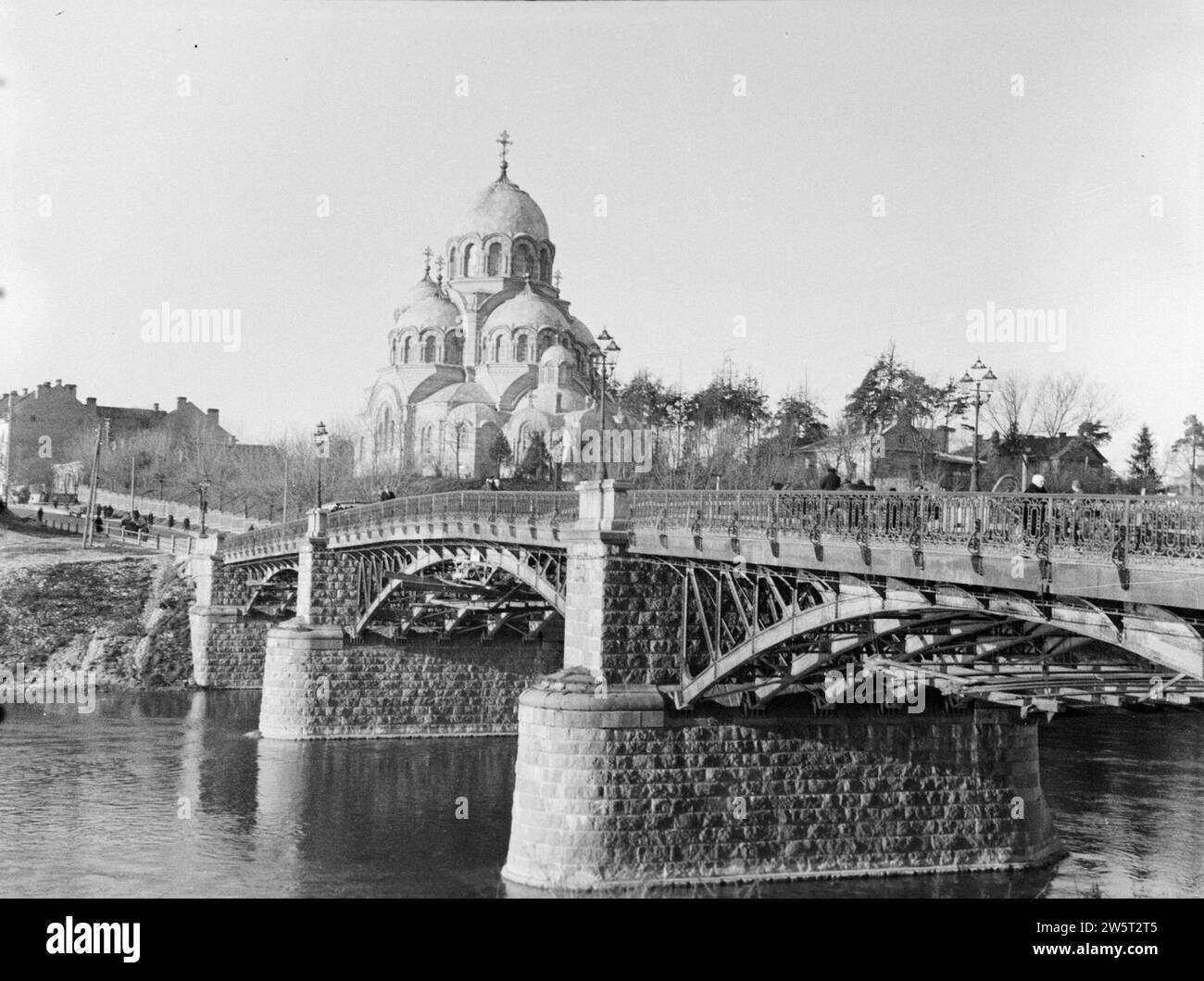 Vilnius. Il ponte di Zverynas sul fiume Neris con la Chiesa ortodossa dell'apparizione della madre di Dio (Znamenskaya) sulla riva opposta ca. 1934 Foto Stock