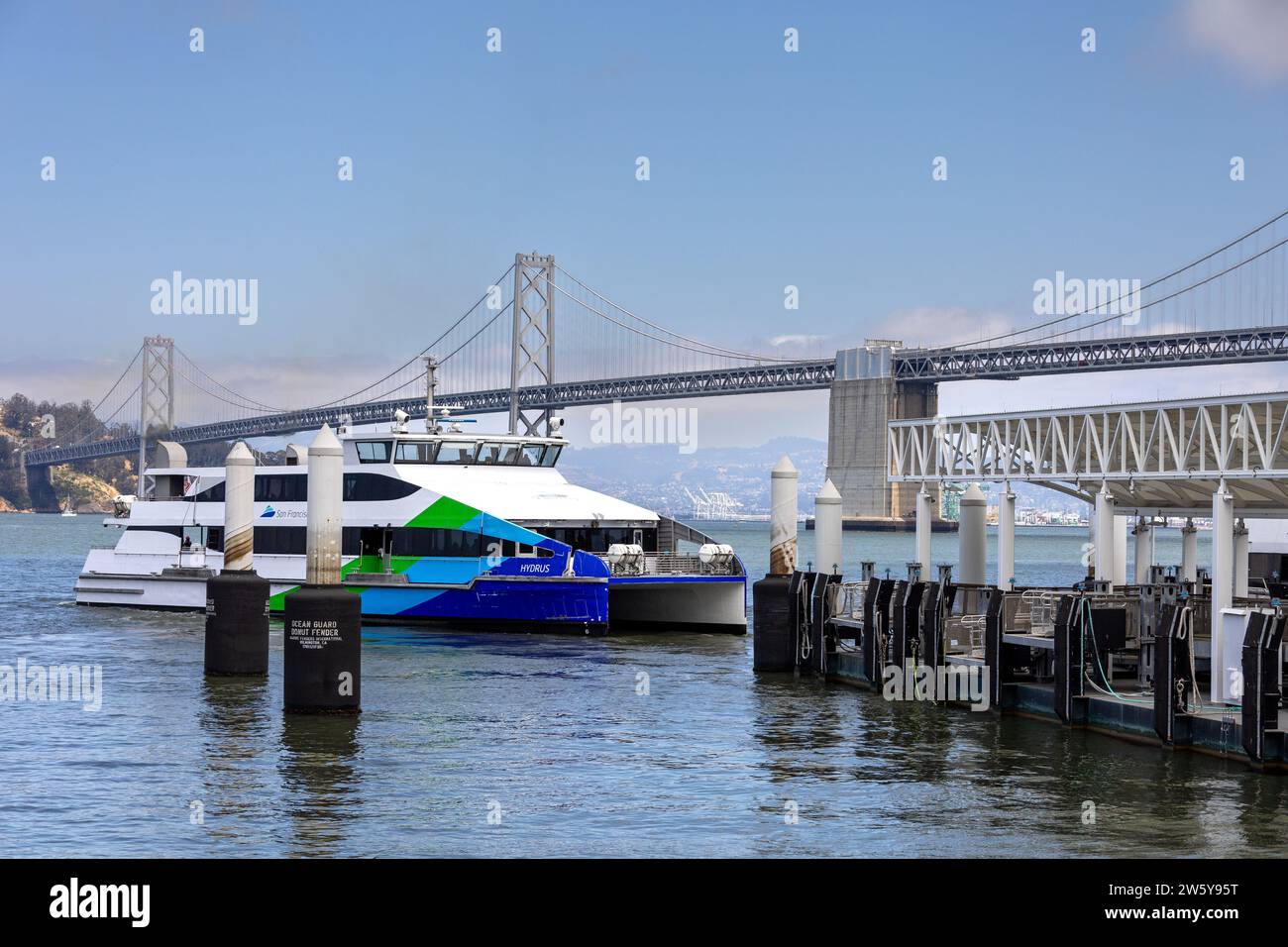 Attracco dei traghetti Hydrus della baia di San Francisco al molo 1, 24 giugno 2023 Foto Stock