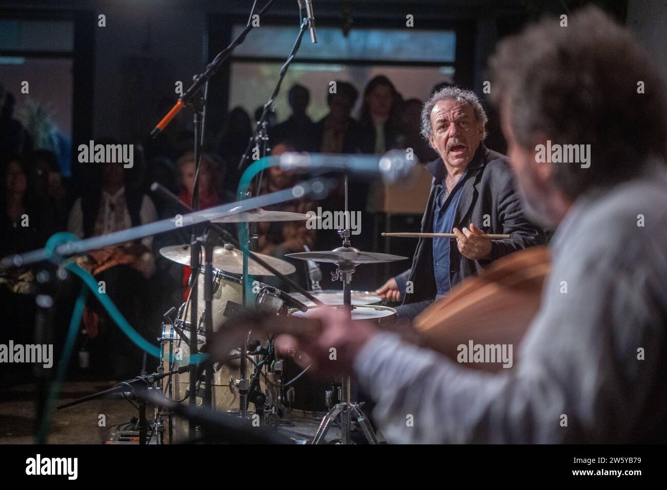 Londra, Regno Unito. Mercoledì 20 dicembre 2023. Xylouris White si esibisce sul palco al Cafe Oto di Londra. Foto: Richard Gray/Alamy Live News Foto Stock