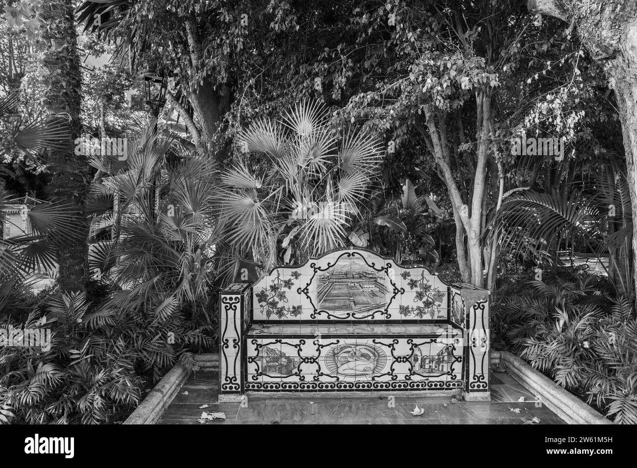 Panchina in un parco - Marbella, Spagna Foto Stock