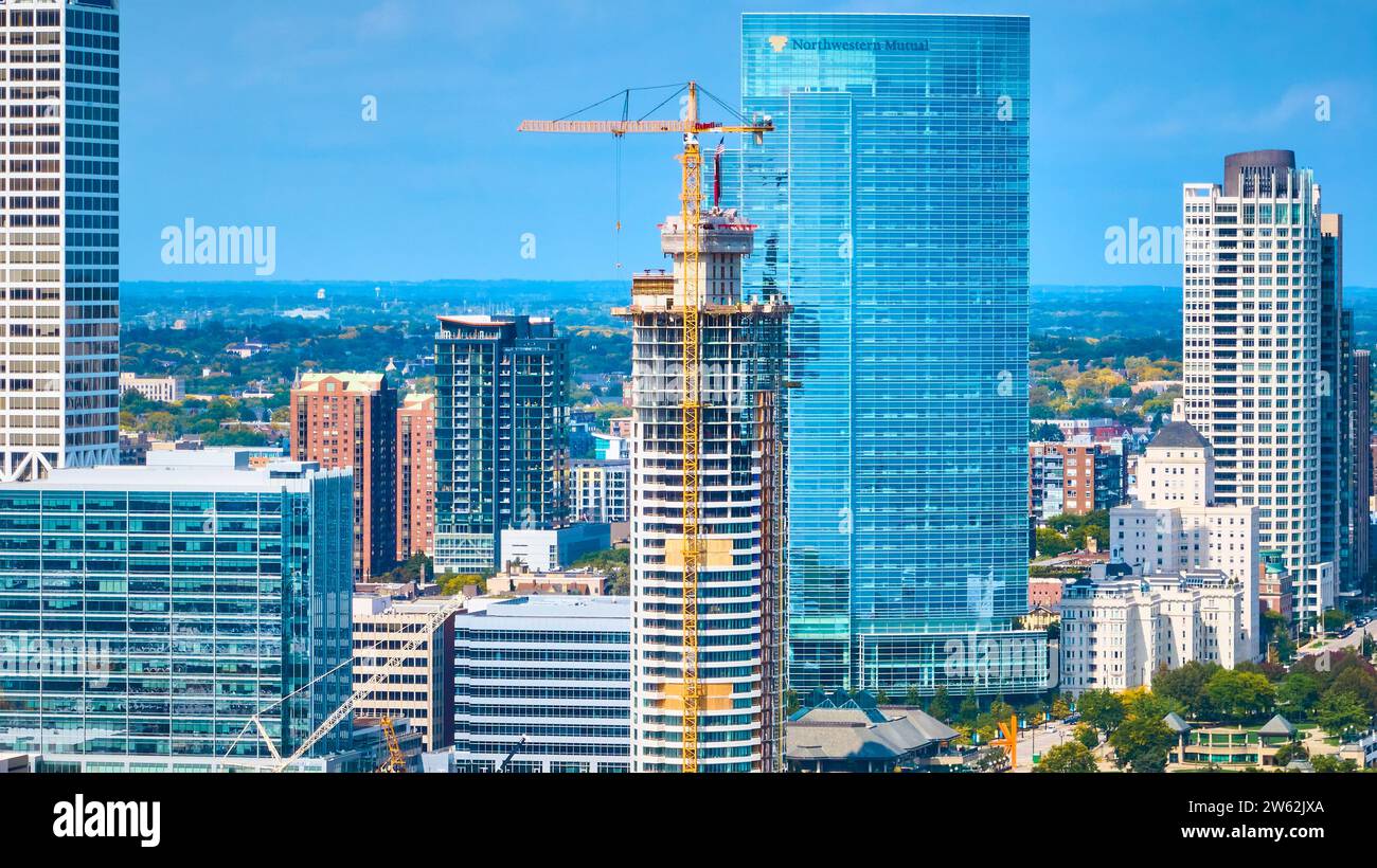Veduta aerea dello sviluppo urbano e dei grattacieli di Milwaukee Foto Stock