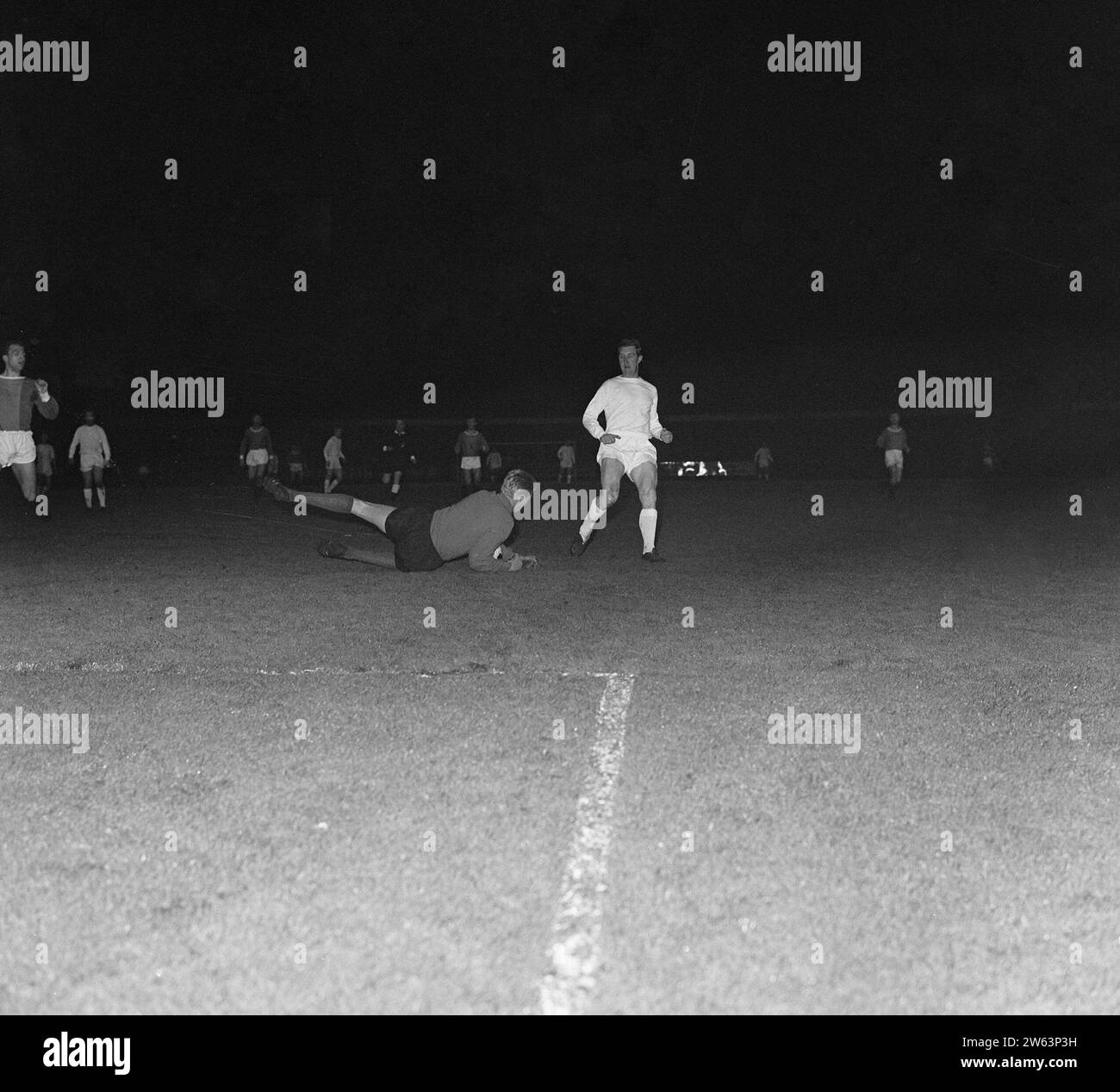 AADO contro l'Ajax 1-0 per la coppa KNVB a Utrecht, il portiere Viane si lancia sul pallone per l'imminente Cees Groot CA. 23 aprile 1964 Foto Stock