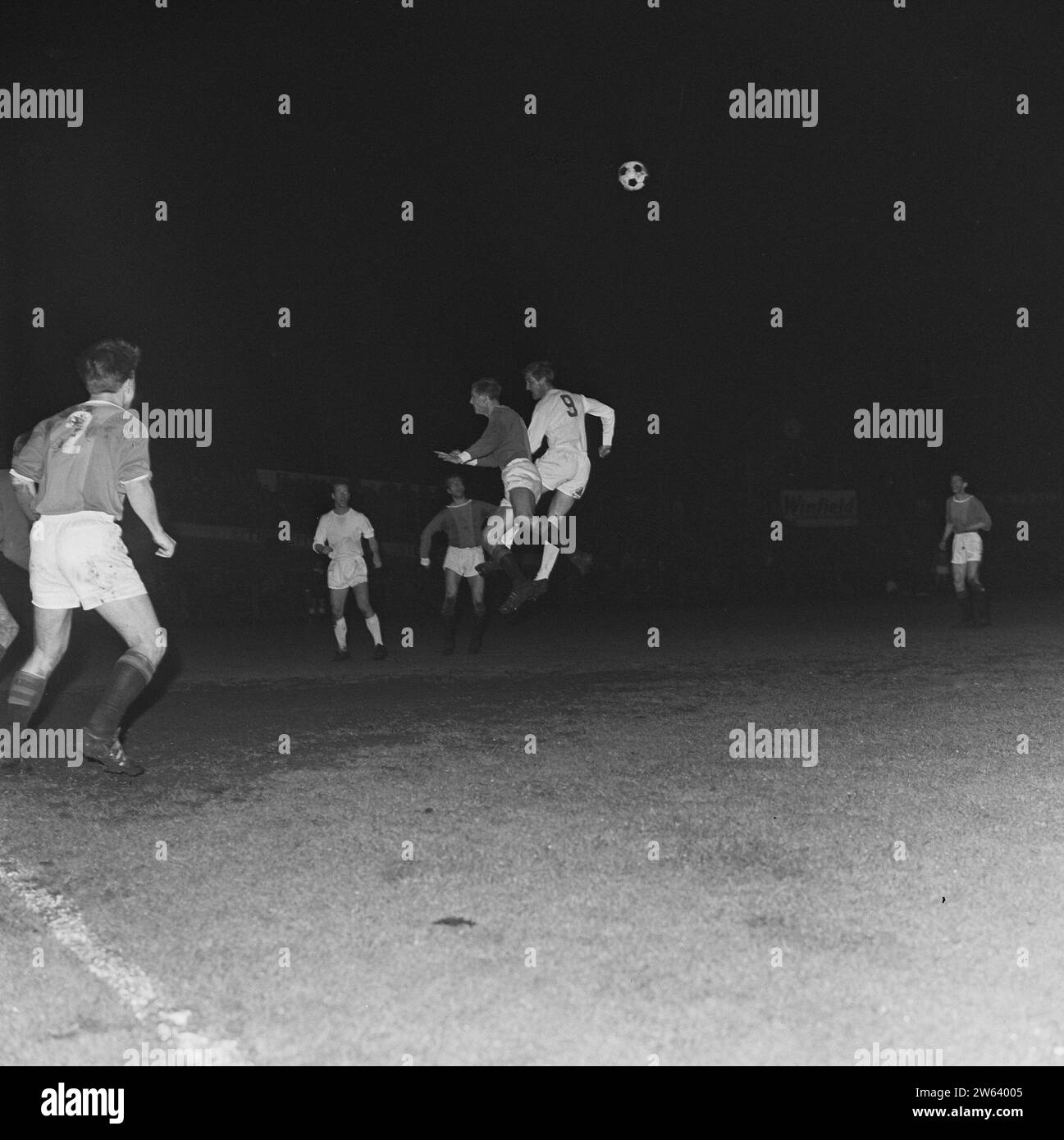 ADO contro Ajax 1-0 per la KNVB Cup a Utrecht, momento della partita ca. 23 aprile 1964 Foto Stock