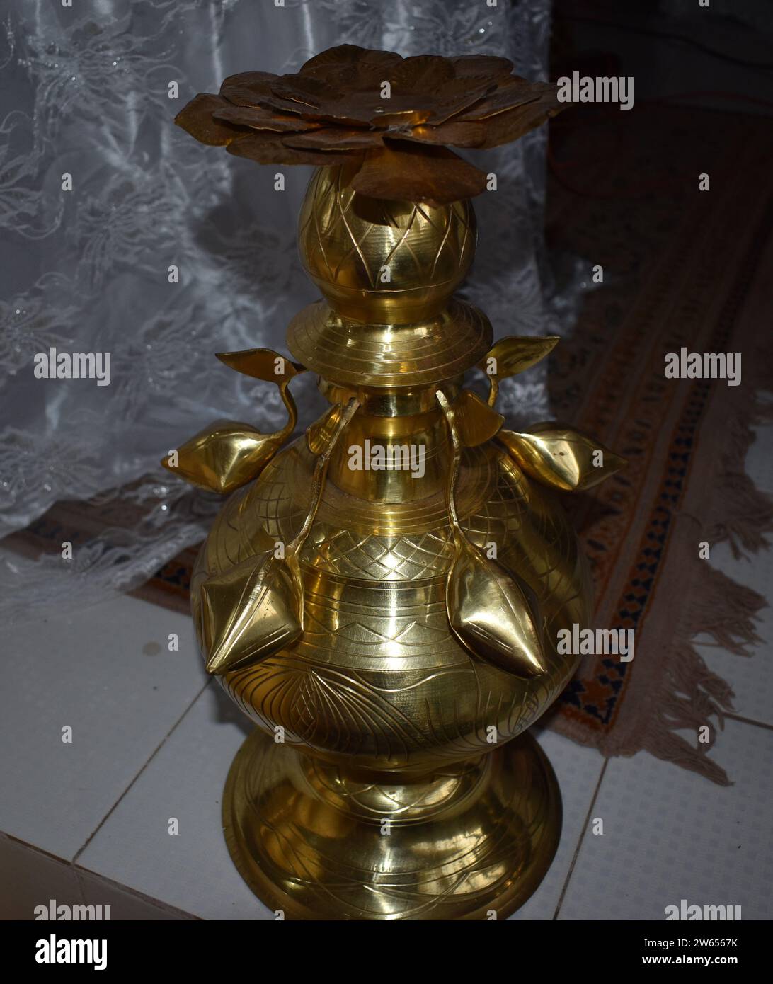 Un vaso di ottone in un tempio a Colombo, Sri Lanka. Foto Stock