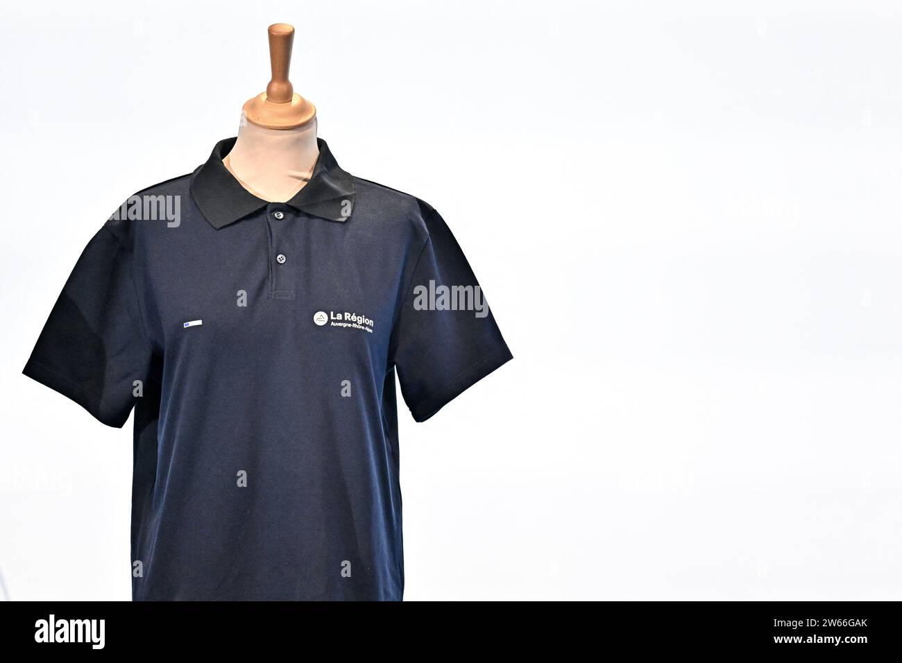 Lione, Francia. 21 dicembre 2023. Lione, Francia il 21 dicembre 2023. Presentazione dell'esperimento di indossare uniformi nelle scuole secondarie di Lione, in Francia, il 21 dicembre 2023. Foto di Julien Reynaud/APS-Medias/ABACAPRESS.COM Credit: Abaca Press/Alamy Live News Foto Stock