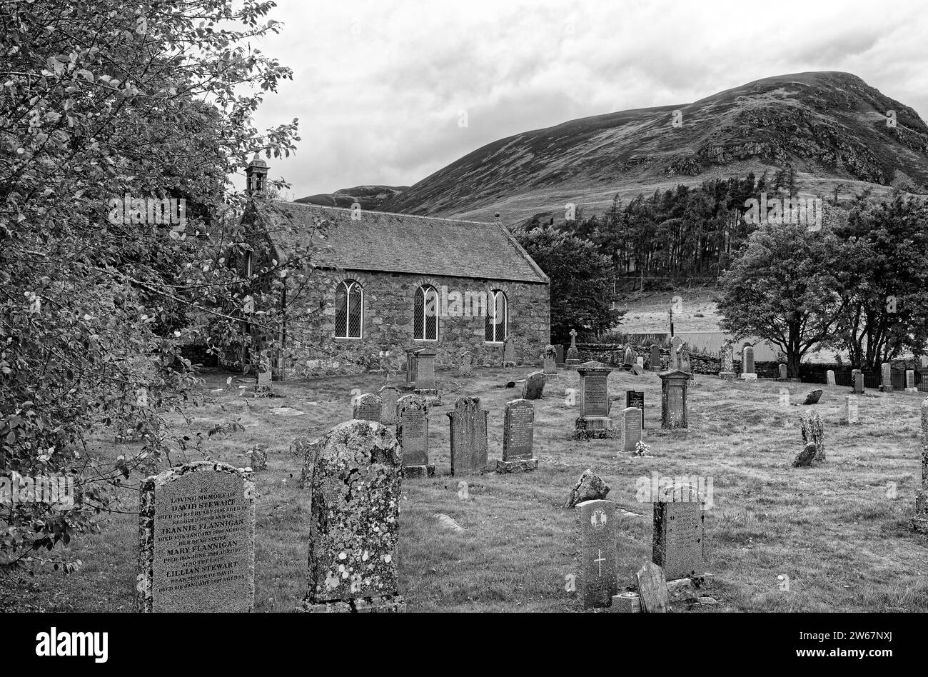La chiesa parrocchiale Spittal di Glenshee e la vetta di Ben Gulabin, nel parco nazionale di cairngorms, in Scozia Foto Stock