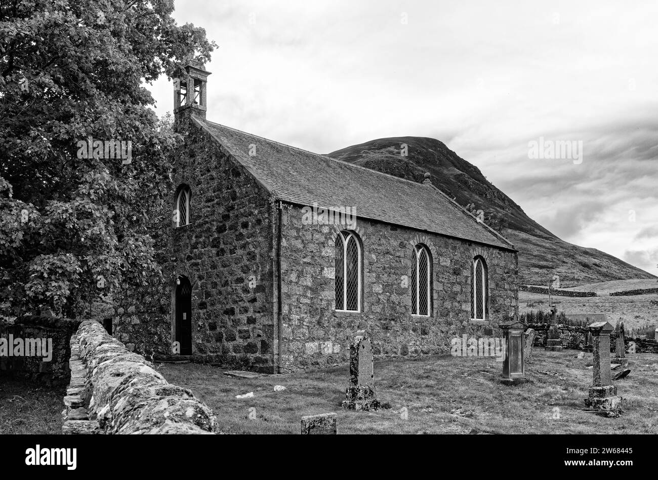 La chiesa parrocchiale Spittal di Glenshee e la vetta di Ben Gulabin, nel parco nazionale di cairngorms, in Scozia Foto Stock