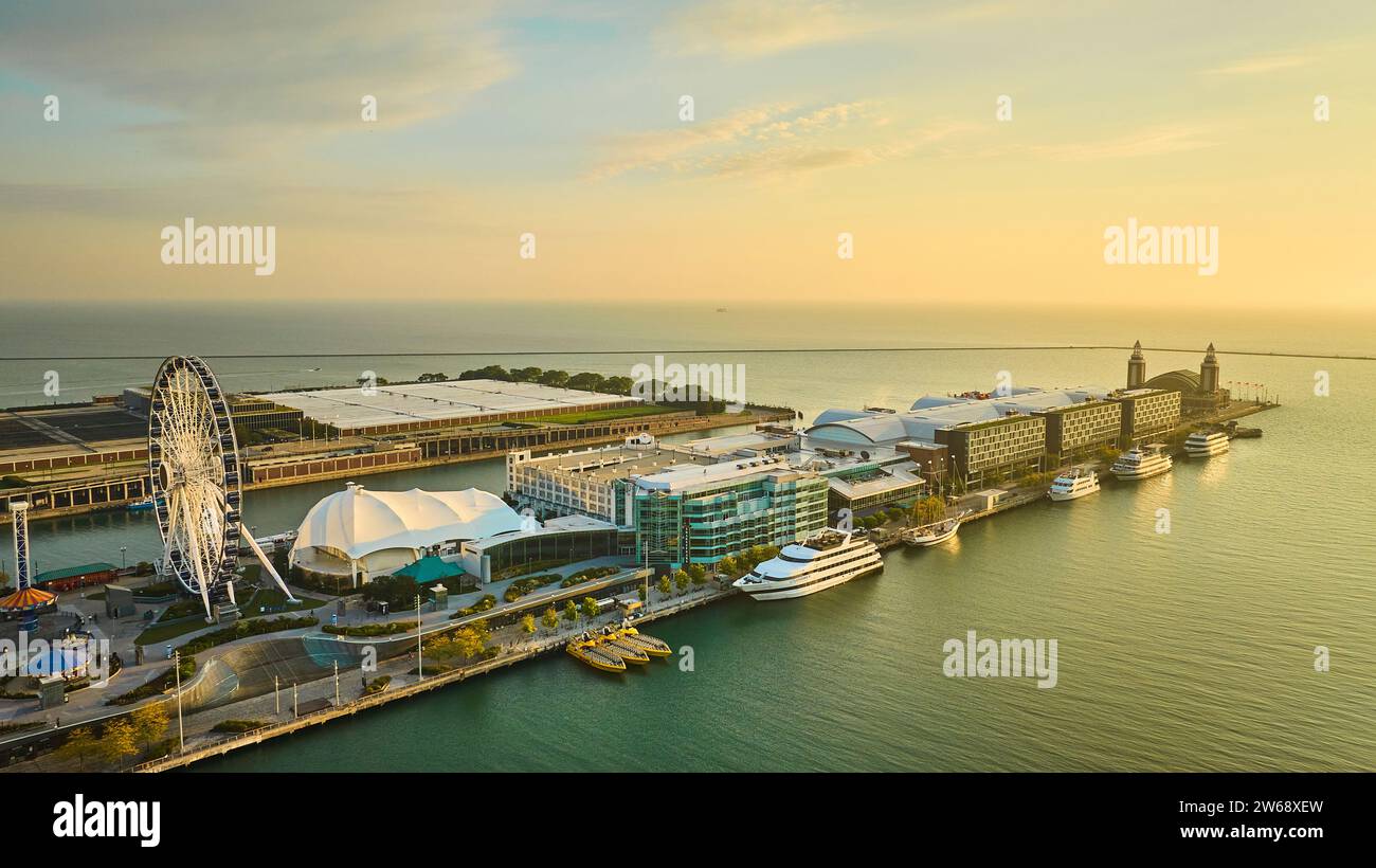 Navy Pier sul lago Michigan all'alba con la Centennial Wheel all'alba, Chicago, Illinois Foto Stock