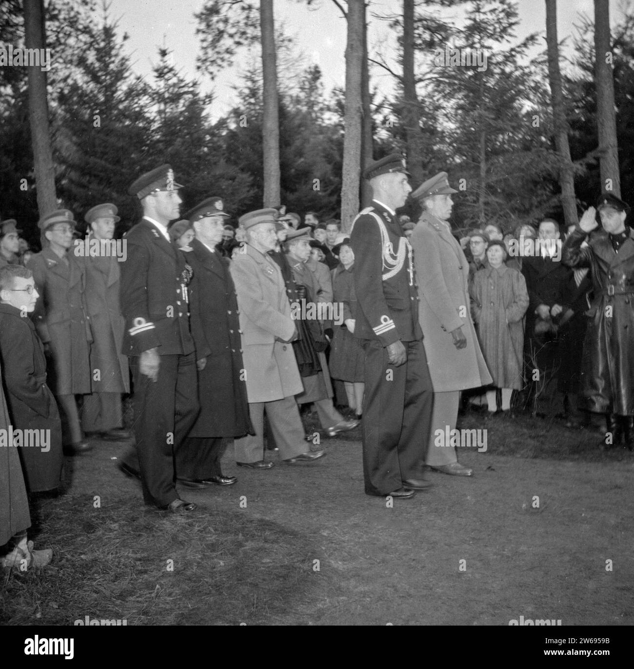 Ufficiali dell'esercito e della marina e parti interessate durante un funerale militare CA. non datato Foto Stock