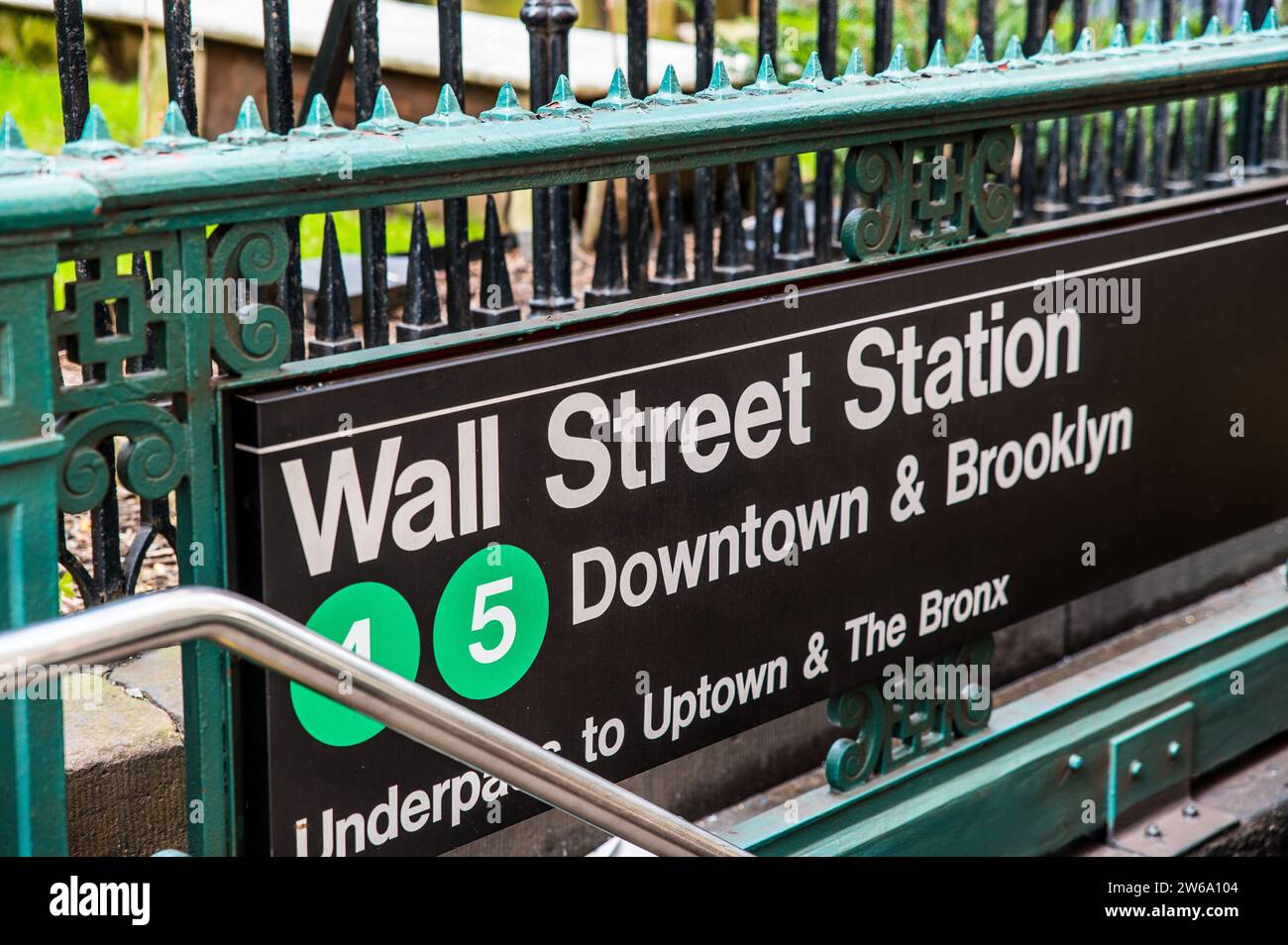 Stazione della metropolitana con iscrizione situata in un luogo pubblico pieno di persone nella città di New York Foto Stock