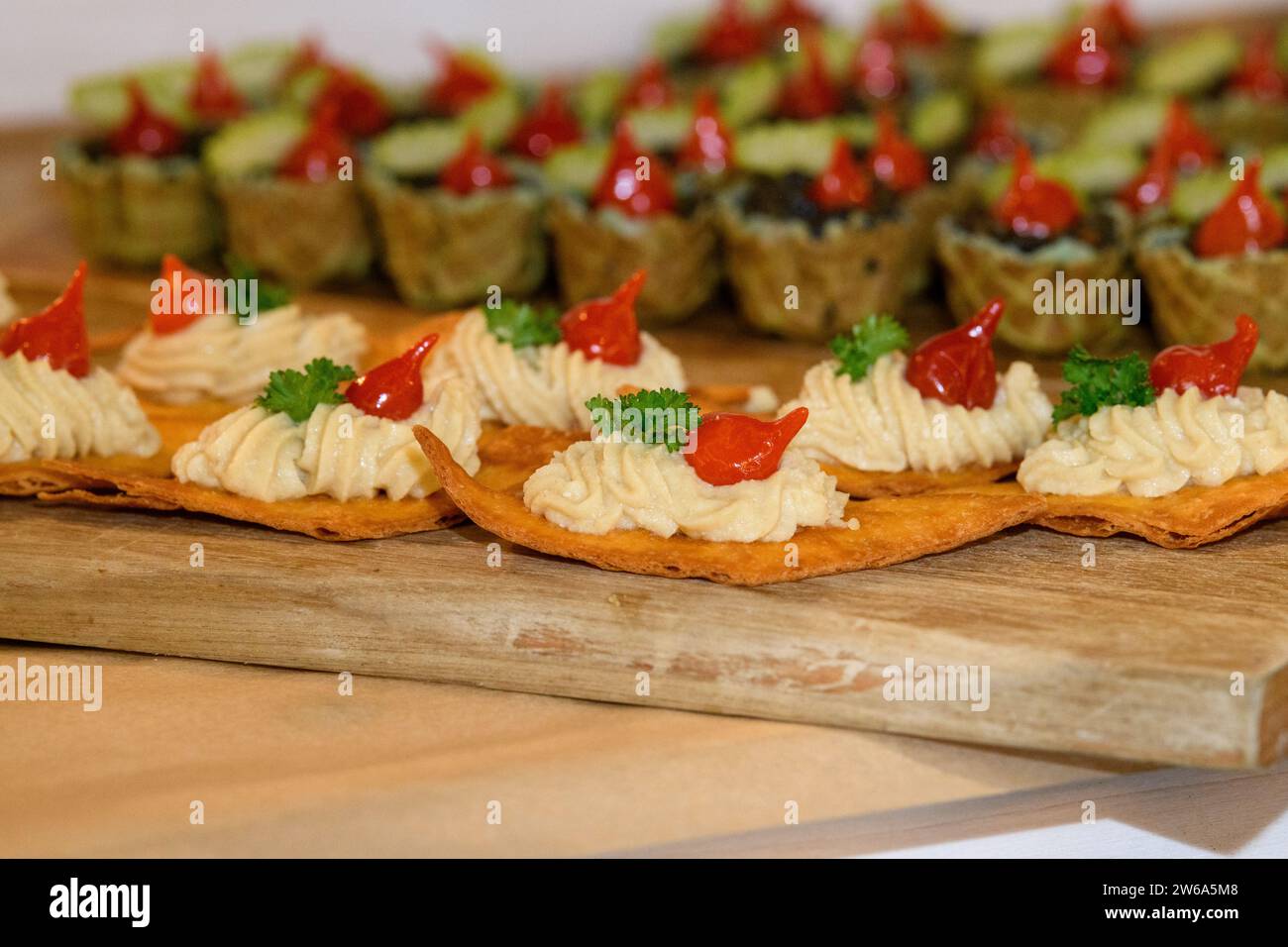 Primo piano di tartine assortite su taglieri di legno a una festa Foto Stock