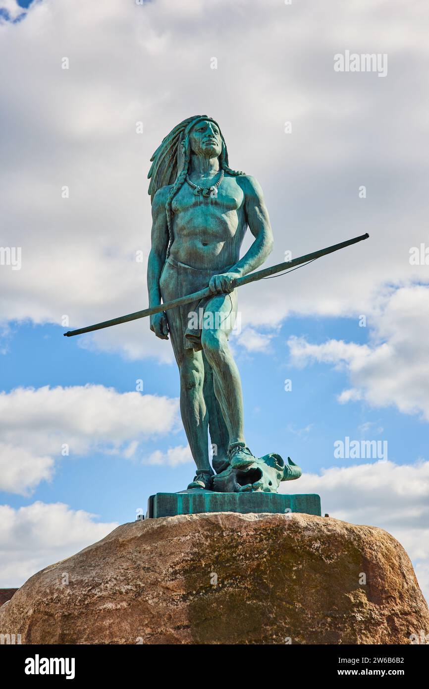 Statua di bronzo dei nativi americani in posizione nobile, vista ad angolo basso - Muncie, Indiana Foto Stock