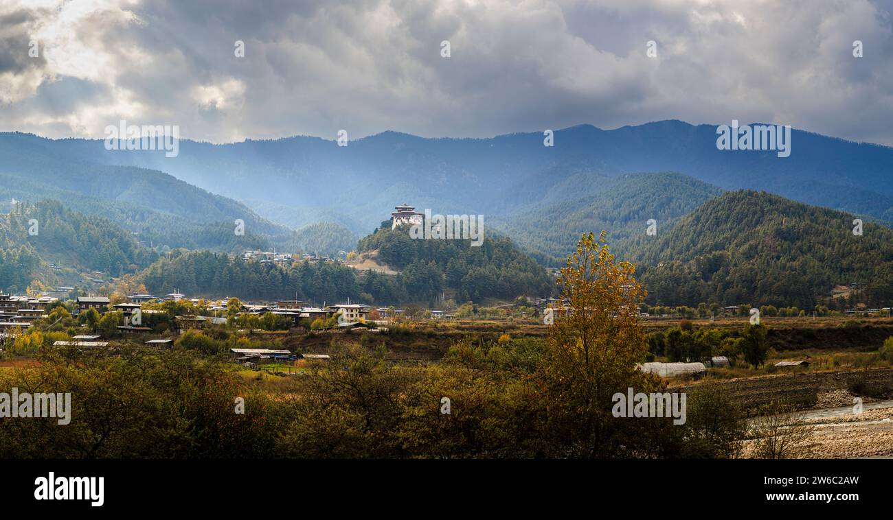 La fortezza e il monastero himalayano, Jakar Dzong (Jakar Yugyal Dzong), Jakar nella valle di Bumthang, nel Bhutan centro-orientale Foto Stock