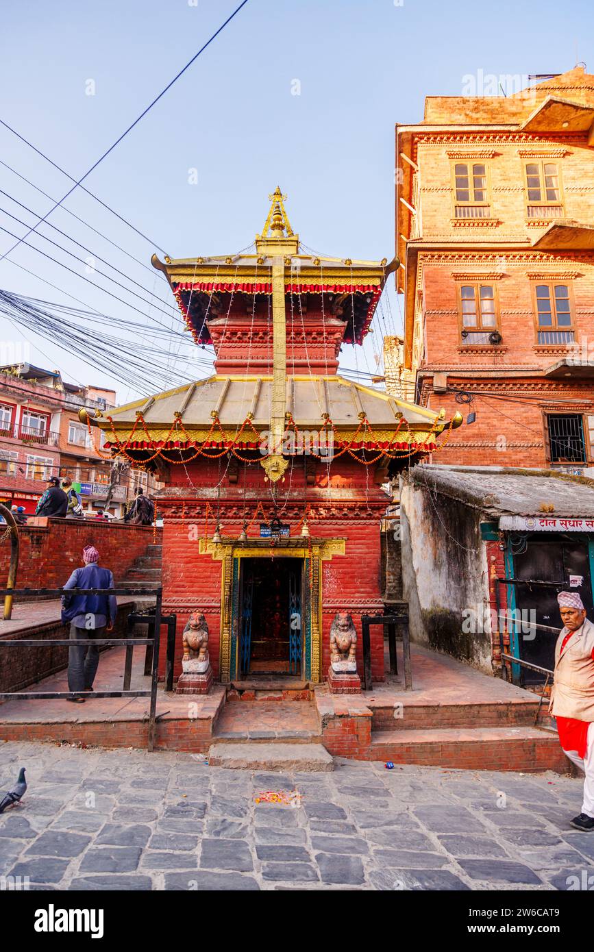 Stupa tipica e scena di strada a Mitrapark, distretto di Pashupatinath, Kathmandu, capitale del Nepal Foto Stock