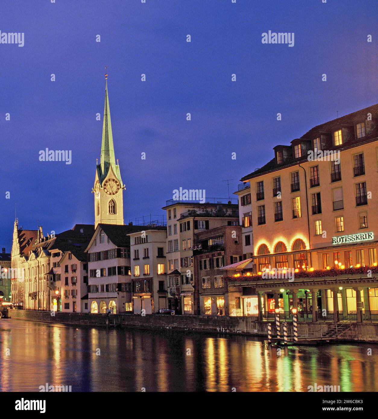 Zurigo, centro storico con la famosa chiesa di Fraumunster, sul fiume Limmat, Svizzera Foto Stock