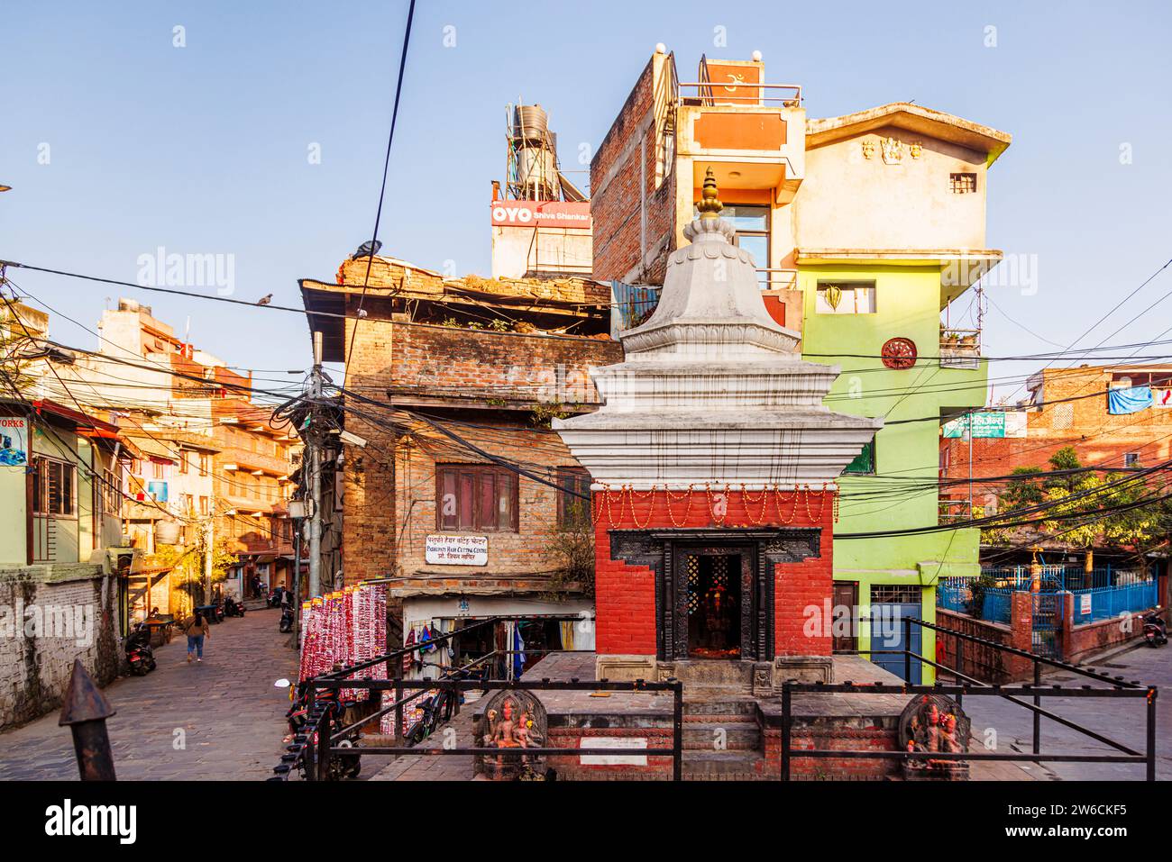 Stupa tipica e scena di strada a Mitrapark, distretto di Pashupatinath, Kathmandu, capitale del Nepal Foto Stock