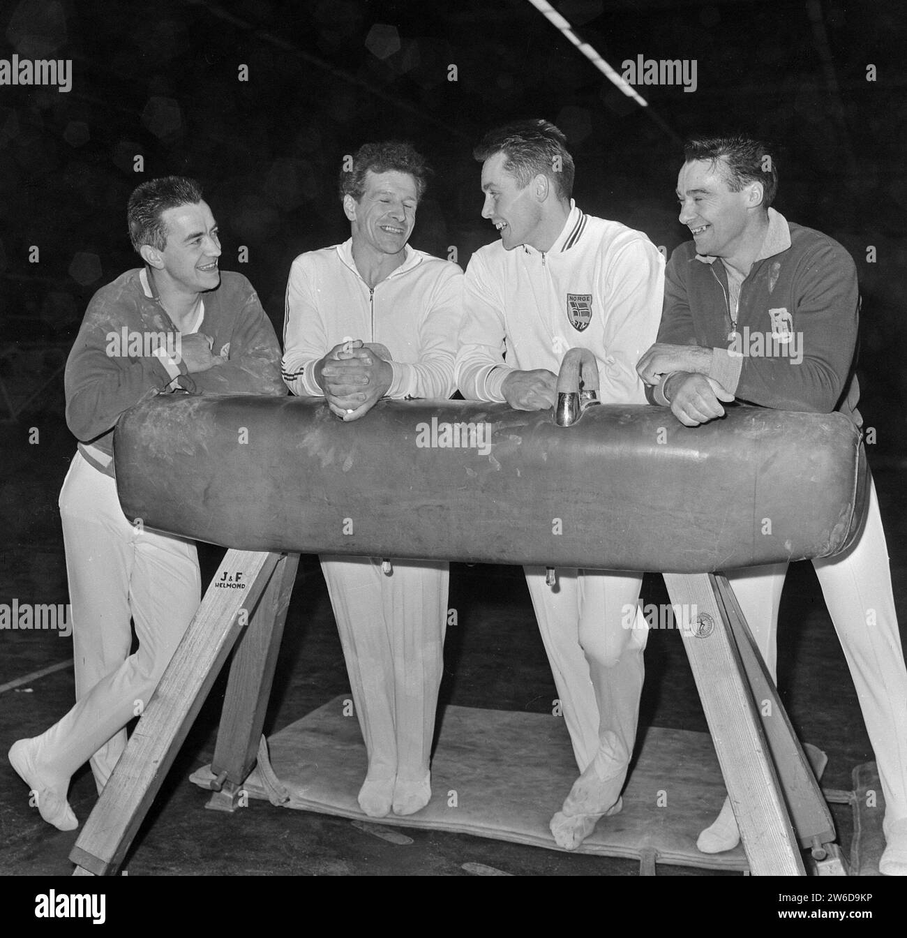 60 anni Rotterdam Gymnastics Association da sinistra a destra Jaegers, N. Stewart (Inghilterra), A. Storhaus (Norvegia) e Josy Stoffel (Lussemburgo) CA. 25 aprile 1964 Foto Stock
