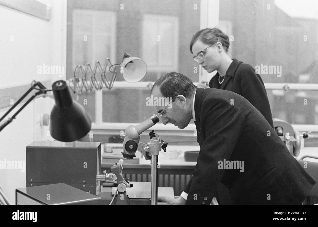 Il Ministro dell'istruzione delle Arti e delle Scienze Jo Cals ha ufficialmente aperto il nuovo laboratorio zoologico e genetico dell'Università di Leida / CA. 14 gennaio 1963 Foto Stock