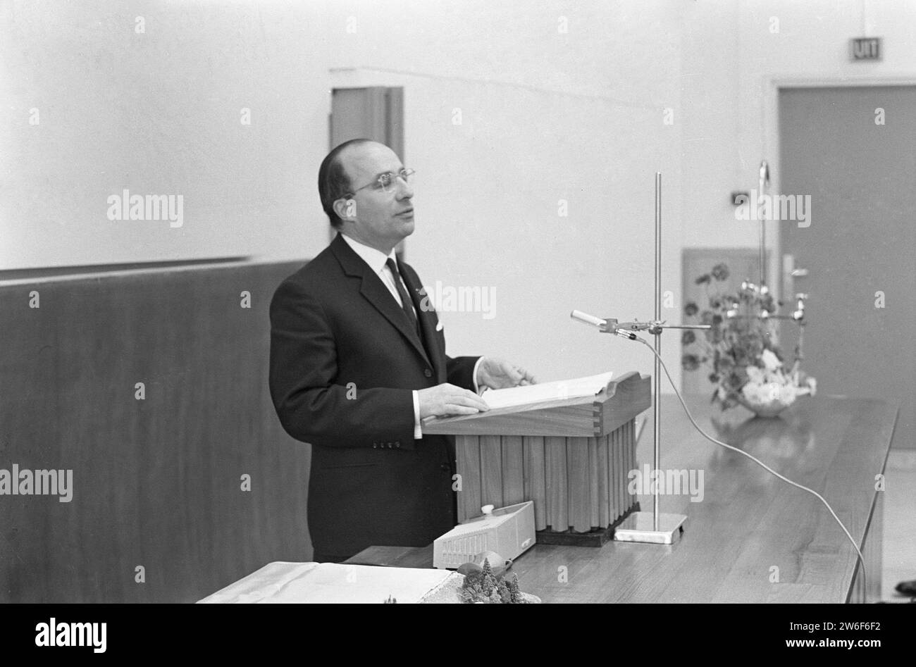 Il Ministro dell'istruzione delle Arti e delle Scienze Jo Cals ha ufficialmente aperto il nuovo laboratorio zoologico e genetico dell'Università di Leida / CA. 14 gennaio 1963 Foto Stock