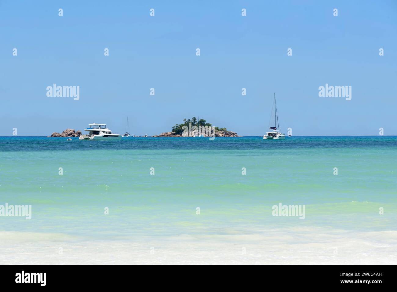 Isola di St Pierre, famosa per lo snorkeling, vista dalla spiaggia di Cote D'Or, dal villaggio di Anse Volbert, dall'isola di Praslin, dalle Seychelles e dall'Oceano Indiano Foto Stock