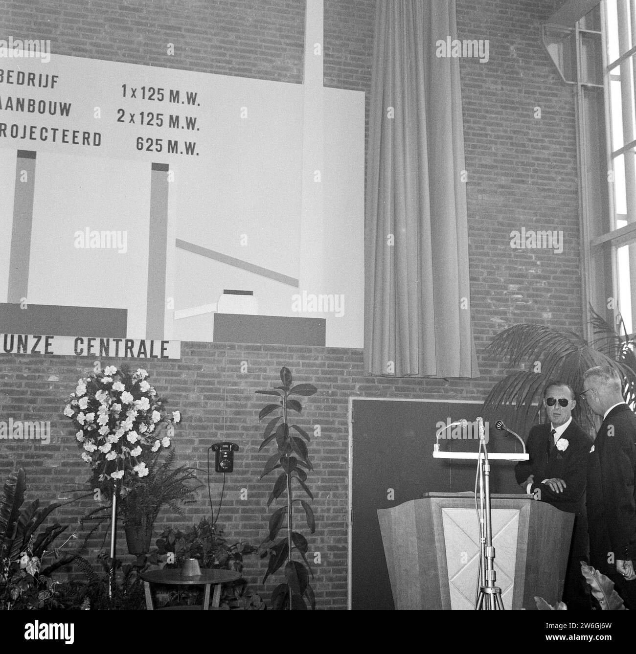 Il principe Bernhard, la centrale elettrica Hunze della compagnia elettrica provinciale di Groningen ha aperto, il principe durante il tour ca. 27 aprile 1964 Foto Stock