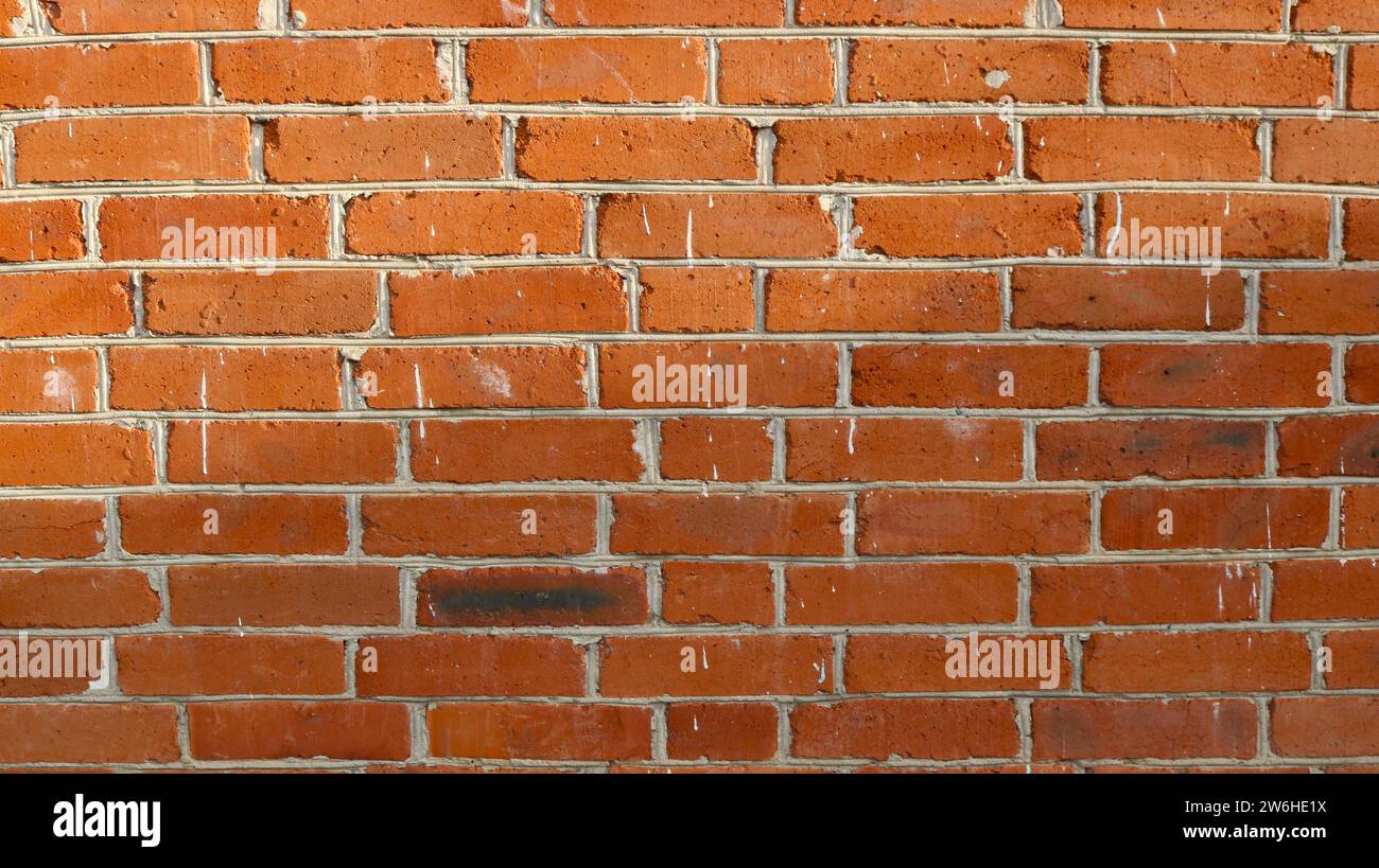 risorsa grafica di un frammento di un muro di mattoni rossi, caduto dagli effetti del tempo e dell'ambiente, alla luce naturale del sole, copiando il campo spaziale Foto Stock