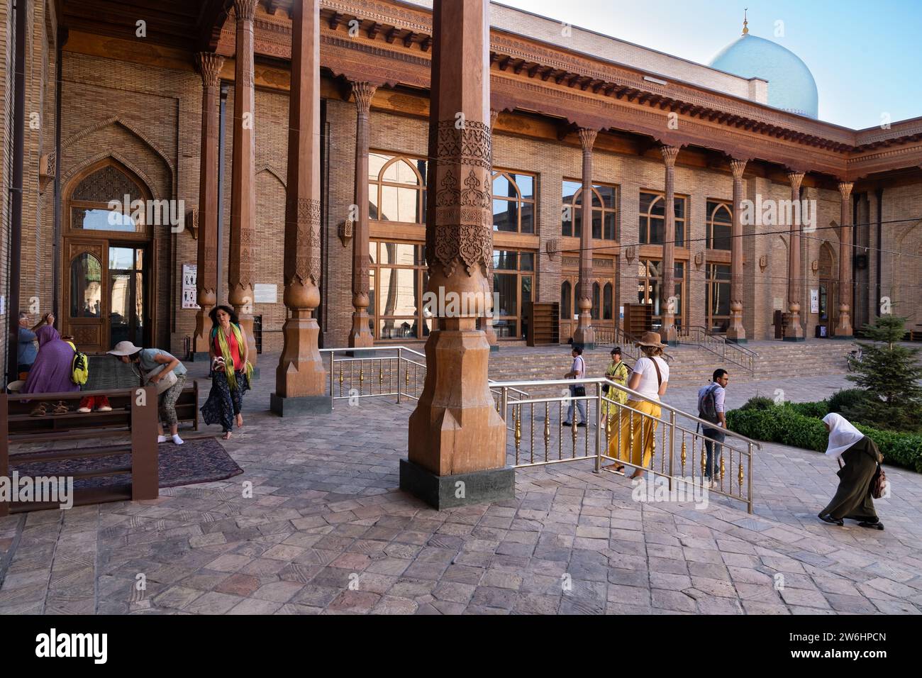 Tashkent, Uzbekistan-11 agosto 2023: Moschea Khazrati Imam nel complesso Hazrati Imam durante una giornata di sole. Il complesso è una piazza che include un set di Foto Stock