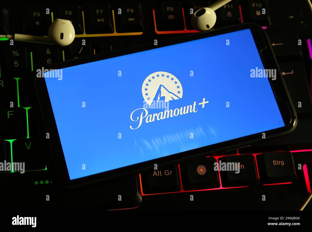 Viersen, Germania - 9 dicembre. 2023: Primo piano dello smartphone sulla tastiera del computer con il logo di Paramount e il servizio di streaming Foto Stock