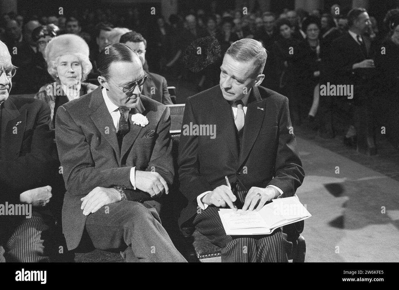 Sua altezza reale il principe Bernhard, ha partecipato alla riunione di commemorazione, 50 ° anniversario Volksuniversiteit ad Amsterdam ca. 15 gennaio 1963 Foto Stock