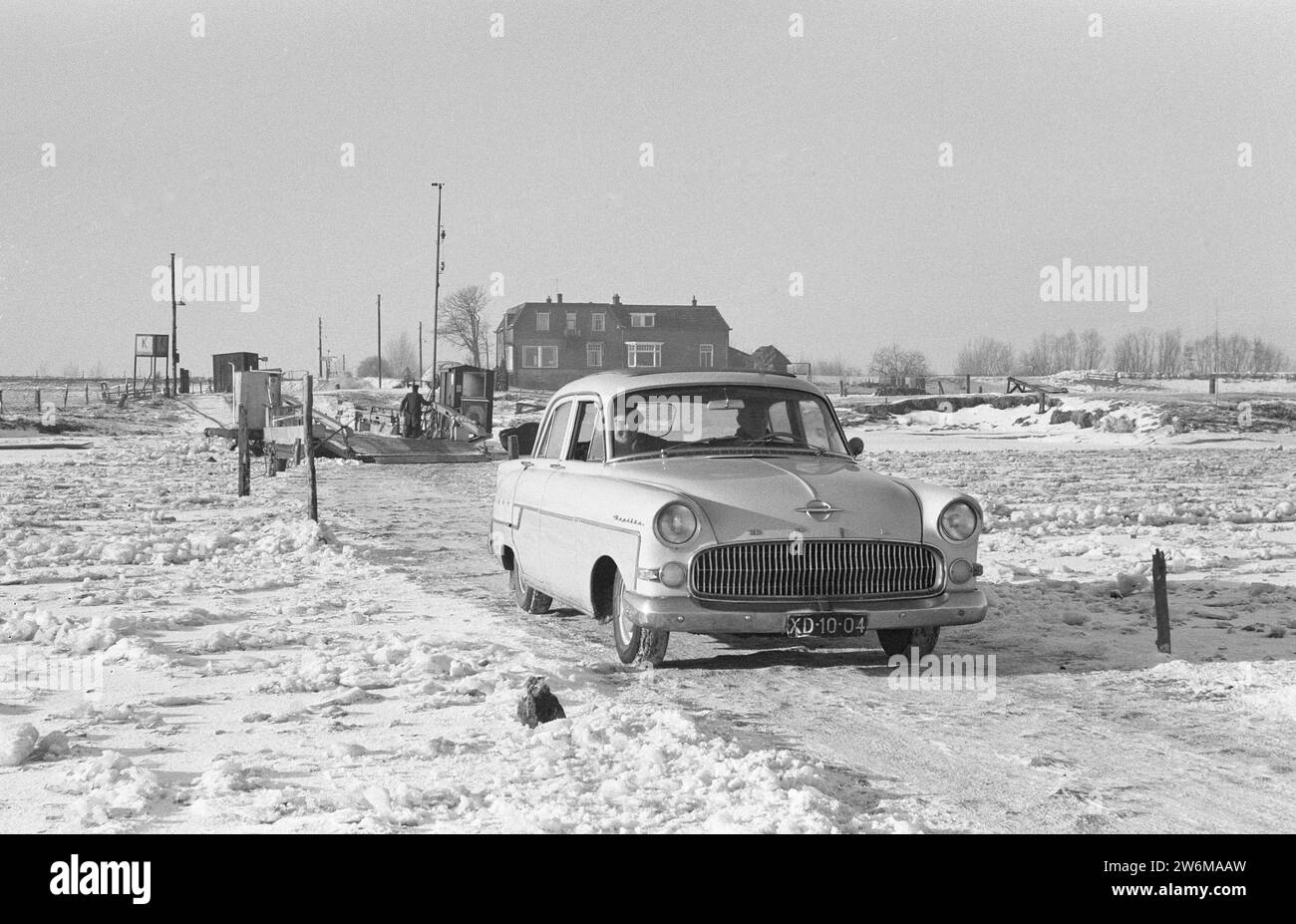 Attraversa il fiume ghiacciato a Wijhe in auto, ca. 15 gennaio 1963 Foto Stock