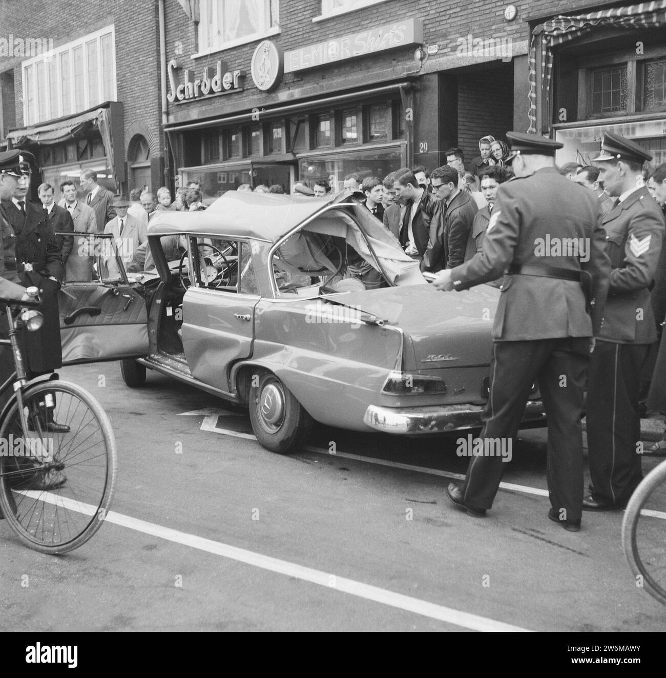 Incidente d'auto d'archivio: Tram della linea 1 a piena velocità contro un'auto all'angolo di Amstelveenseweg Zocherstraat, un morto ca. 28 aprile 1964 Foto Stock