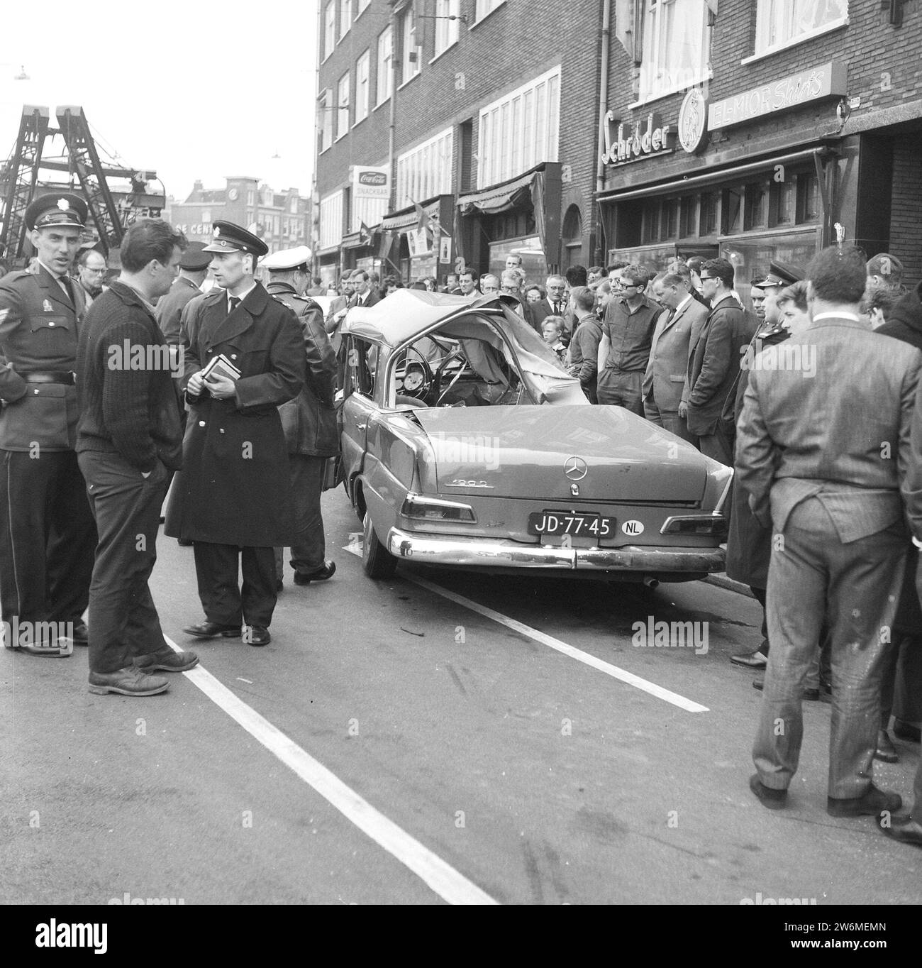 Poliziotti sulla scena di un incidente d'auto; tram della linea 1 a piena velocità contro un'auto all'angolo di Amstelveenseweg Zocherstraat, un morto ca. 28 aprile 1964 Foto Stock