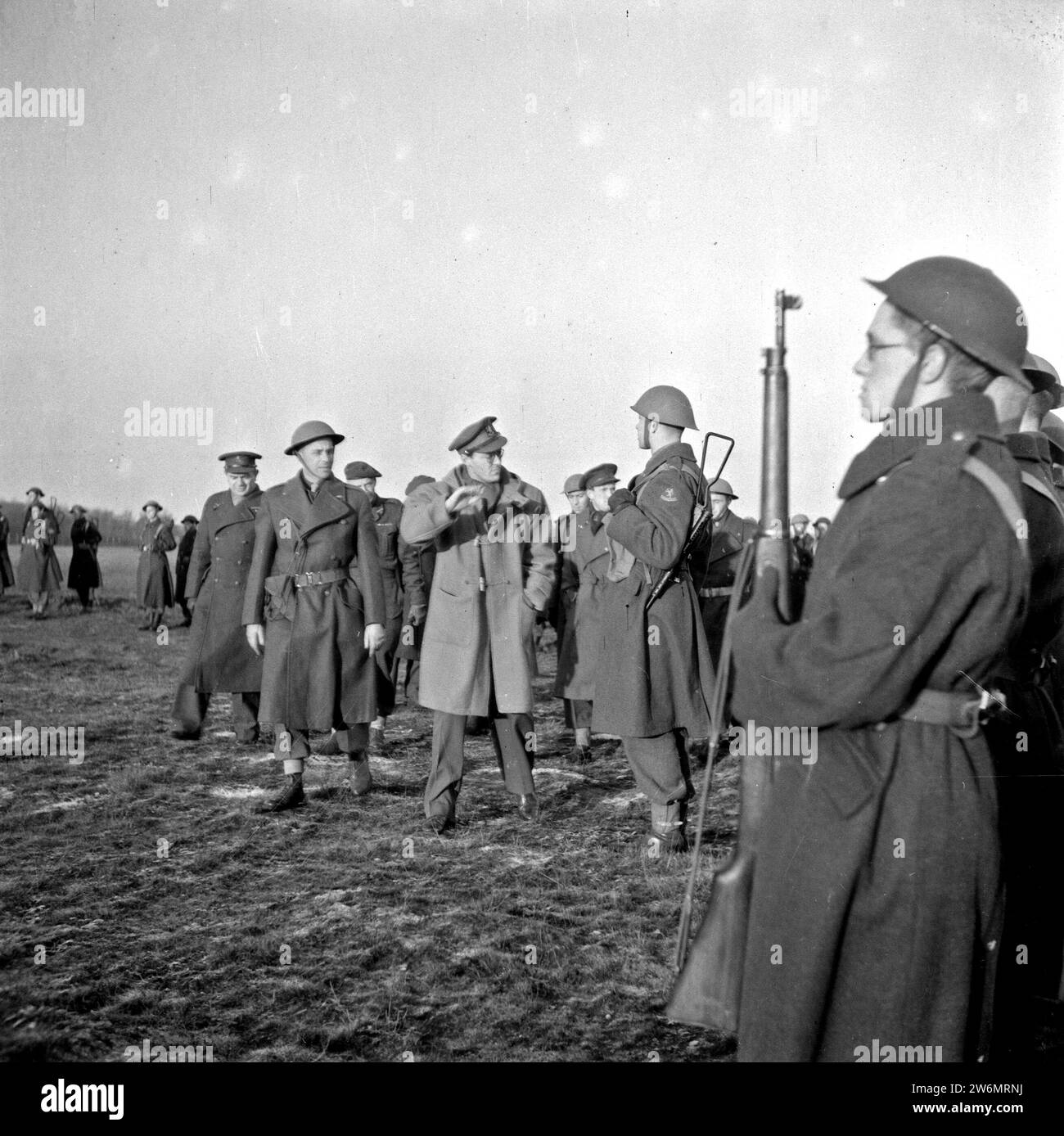 Il principe Bernhard durante un'ispezione delle truppe olandesi ca. non datato Foto Stock