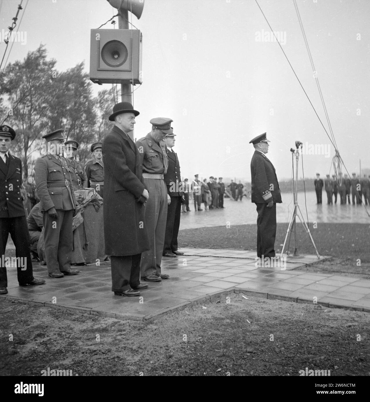 Il principe Bernhard partecipa a una cerimonia militare, ca. 1945 Foto Stock