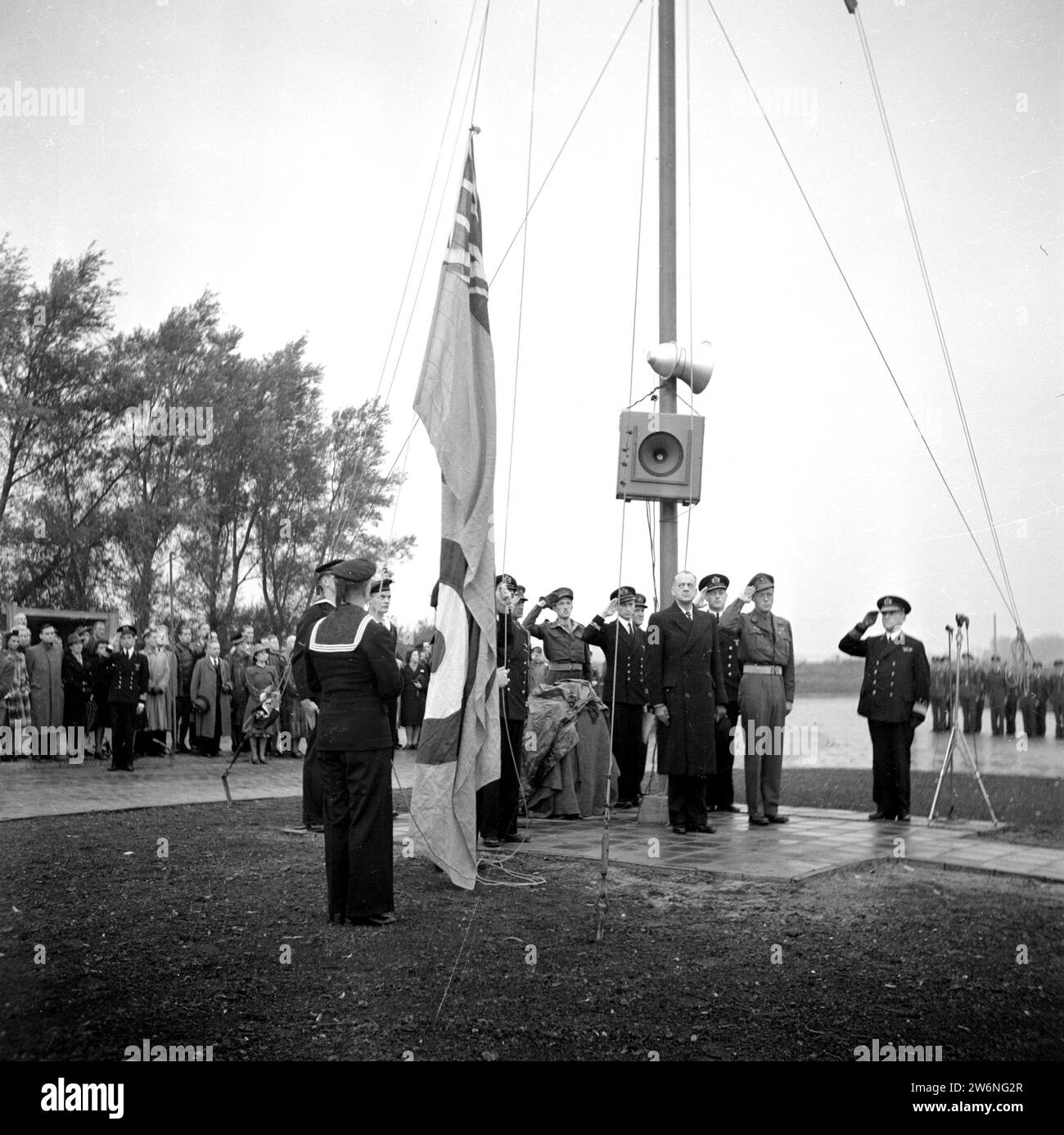 Il principe partecipa a una cerimonia militare in cui la bandiera della R.A.F. viene issata circa. 1945 Foto Stock