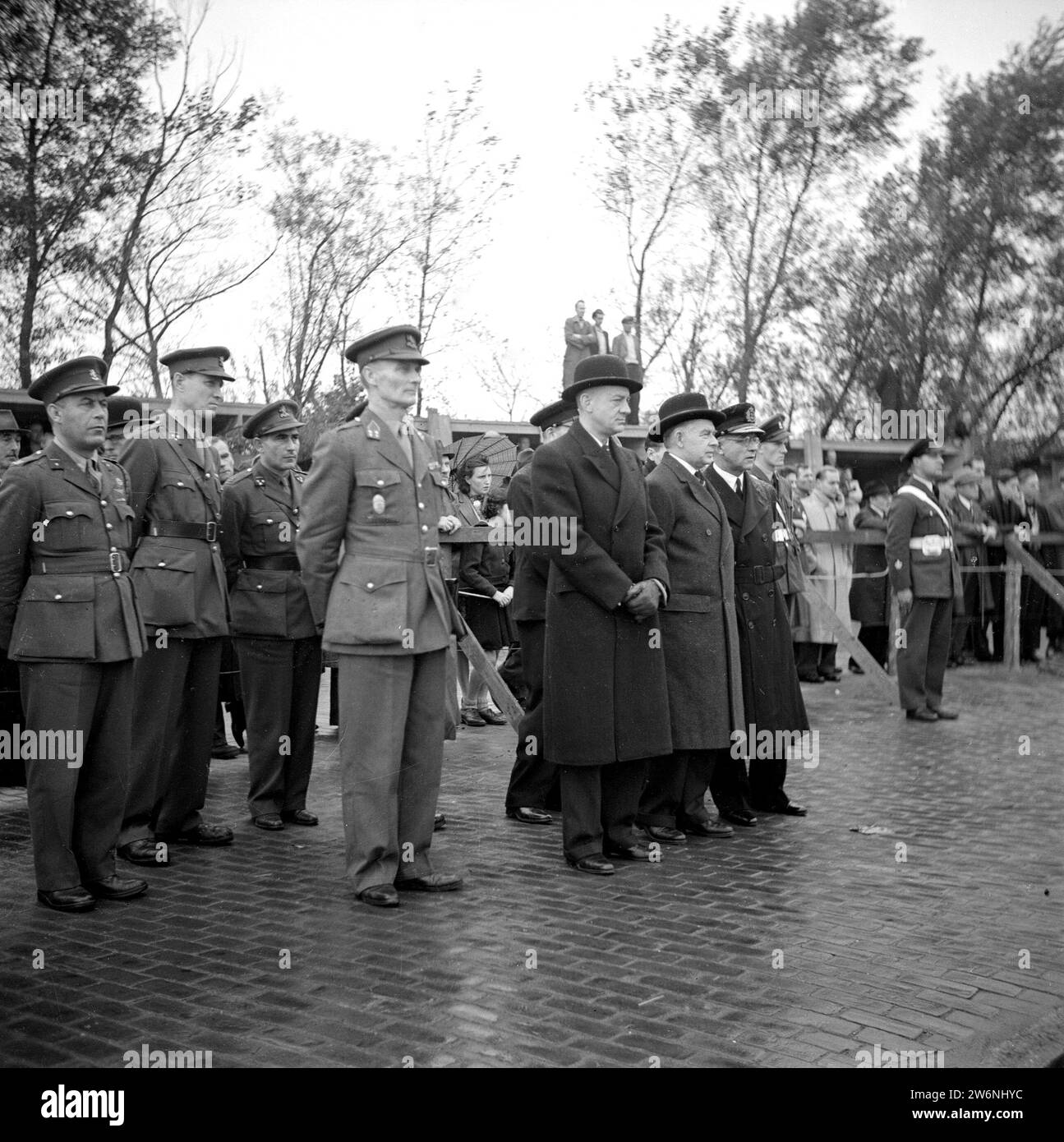 Il principe Bernhard partecipa a una cerimonia militare, ca. 1945 Foto Stock